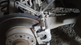 Replacement of rear brake pads on Volkswagen Passat B6