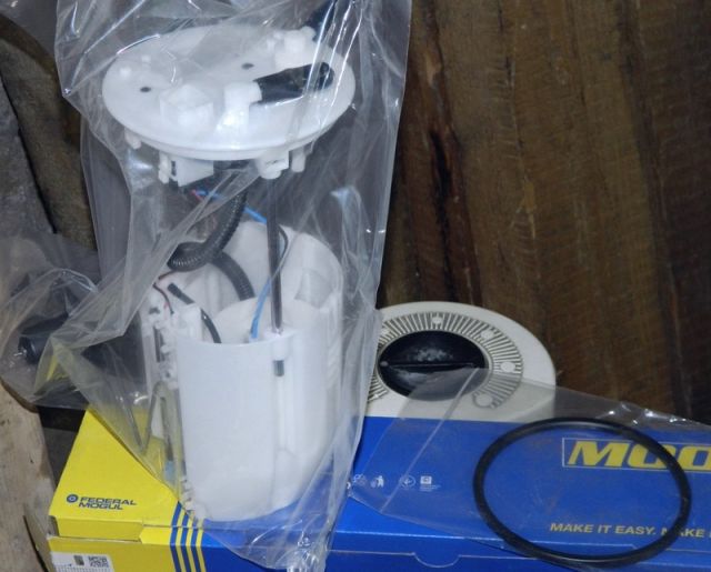 Manual replacement of fuel filter of Suzuki Grand Vitara. Photo