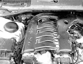 Впускной коллектор в подкапотном пространстве Впускной коллектор