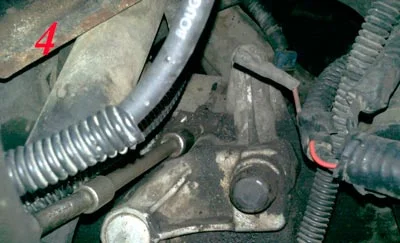 Процесс откручивания болтов крышки механизма Откручивание болтов крышки