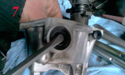 Процесс извлечения сальника штока отверткой Извлечение сальника штока при помощи отвертки