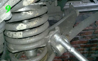 Откручивание скобы стабилизатора поперечной устойчивости