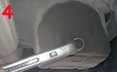 Откручивание сливной пробки на поддоне мотора Лансер 9