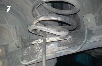 Процесс вытаскивания пружины