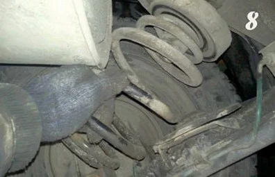 Процесс вытаскивания пружины