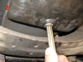 Выкручивание сливной пробки Откручивание сливной пробки в поддоне Жигулей