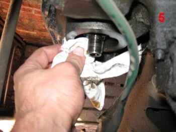 Место установки масляного фильтра на ВАЗ 2101 - 2107 Посадочное место для масляного фильтра на моторе ВАЗ 2101 - 2107