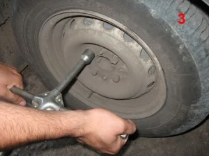 Откручивание колесных болтов