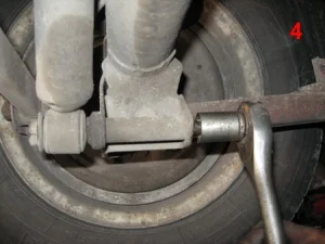 Откручивание болта заднего амортизатора на Жигулях