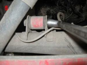 Откручивание болта заднего амортизатора на Жигулях