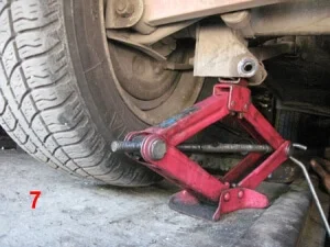 Поднятие кузова автомобиля домкратами