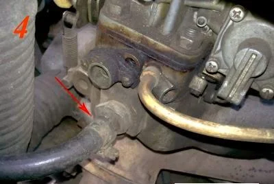 Хомут, удерживающий шланг на штуцере впускного коллектора