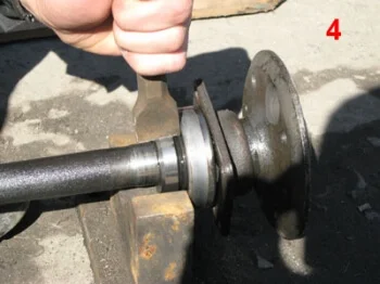 Снятие запорного кольца при помощи зубила