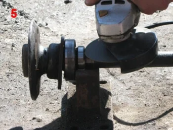 Демонтаж запорного кольца ступичного подшипника полуоси ВАЗ при помощи болгарки