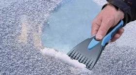 Как убрать наледь на стекле