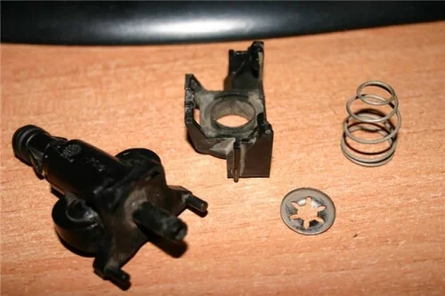 все детали форсунки омывателя