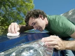 осмотр кузова автомобиля на потребность в полировке