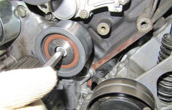 Replacing the Timing Belt and Injection Pump Belt on Audi A6 2.5 TDI V6