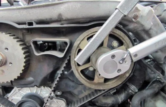 Replacing the Timing Belt and Injection Pump Belt on Audi A6 2.5 TDI V6