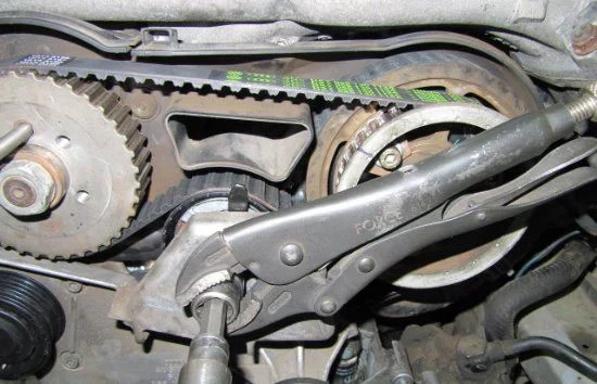 Replacing the Timing Belt and Injection Pump Belt on Audi A6 2.5 TDI V6