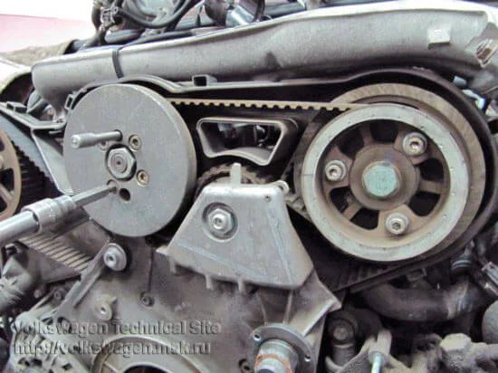 Replacing the Timing Belt and Injection Pump Belt on Audi A6 2.5 TDI V6