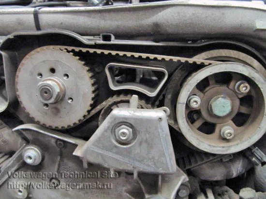 Replacing the Timing Belt and Injection Pump Belt on Audi A6 2.5 TDI V6