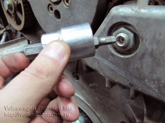 Replacing the Timing Belt and Injection Pump Belt on Audi A6 2.5 TDI V6