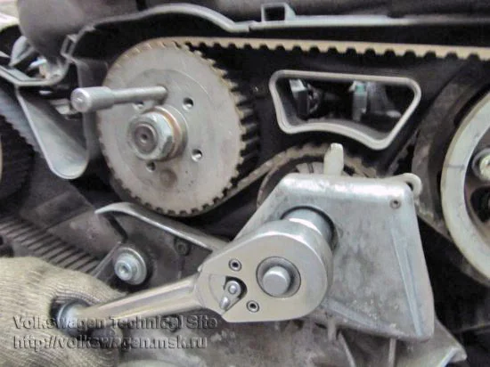 Replacing the Timing Belt and Injection Pump Belt on Audi A6 2.5 TDI V6