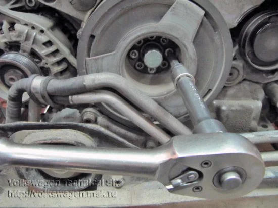 Replacing the Timing Belt and Injection Pump Belt on Audi A6 2.5 TDI V6