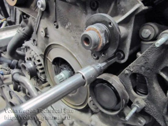 Replacing the Timing Belt and Injection Pump Belt on Audi A6 2.5 TDI V6