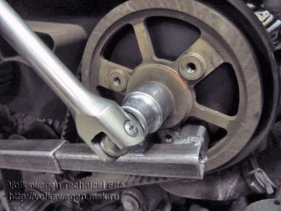 Replacing the Timing Belt and Injection Pump Belt on Audi A6 2.5 TDI V6