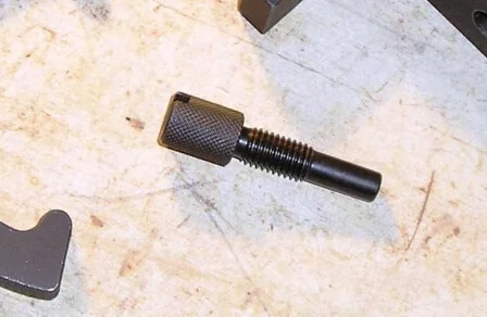 Фиксирующий болт коленвала на Форд Фокус 2 Фиксирующий болт коленвала Форд Фокус 2