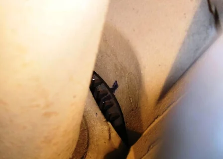 метка положения маховика на Форд Фокус 2 метка положения маховика на Форд Фокус 2