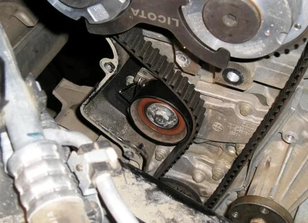 снятие ролика-натяжителя Замена ремня ГРМ в двигателе 1.6 Ford Focus II