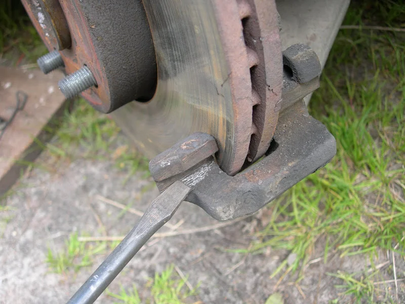 Замена передних тормозных колодок на Форд Фокус 2