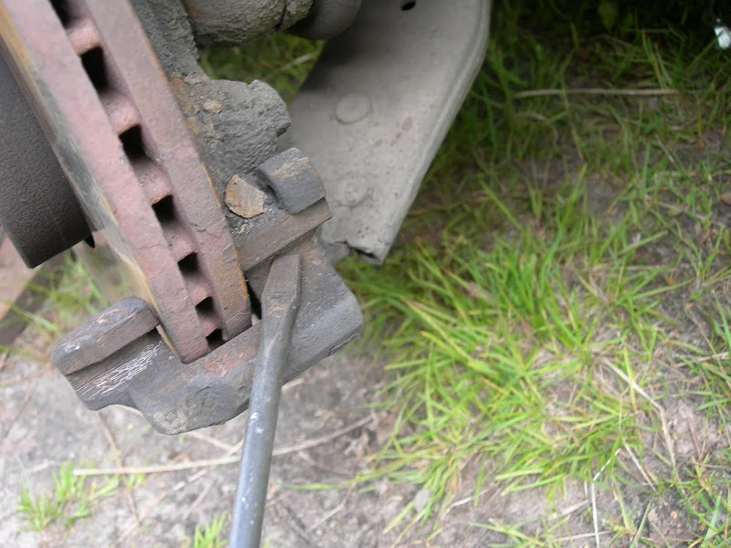 Замена передних тормозных колодок на Форд Фокус 2