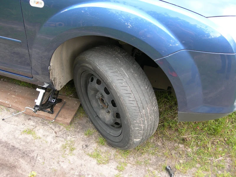 замена передних тормозных колодок на Ford Focus 2