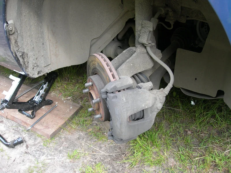 замена передних тормозных колодок на Ford Focus 2