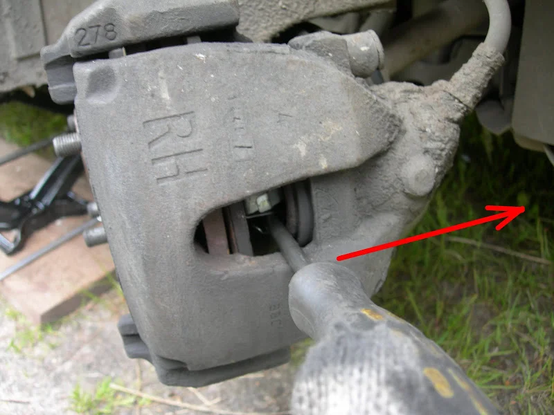 снятие передних тормозных колодок на Форд Фокус 2