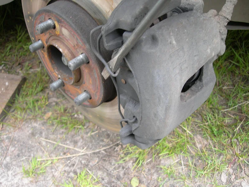 снятие передних тормозных колодок на Форд Фокус 2