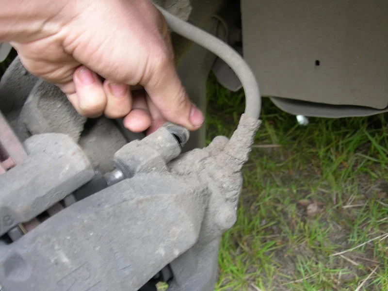 снятие передних тормозных колодок на Форд Фокус 2