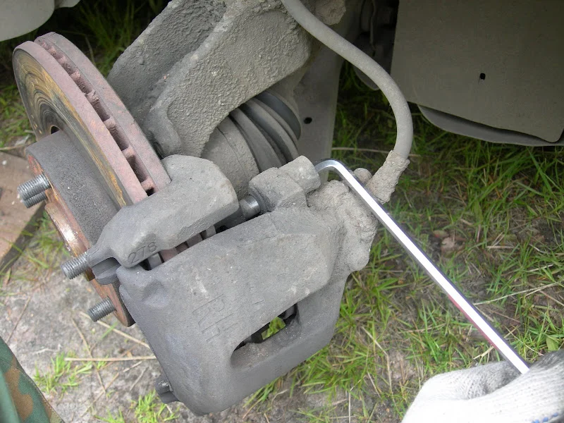 снятие передних тормозных колодок на Ford Focus II