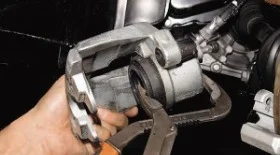 Замена передних тормозных колодок на Ford Focus 2