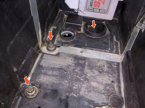 снятие аккумулятора на Ford Focus 2