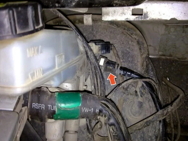 Снятие главного цилиндра сцепления на Ford Focus 2