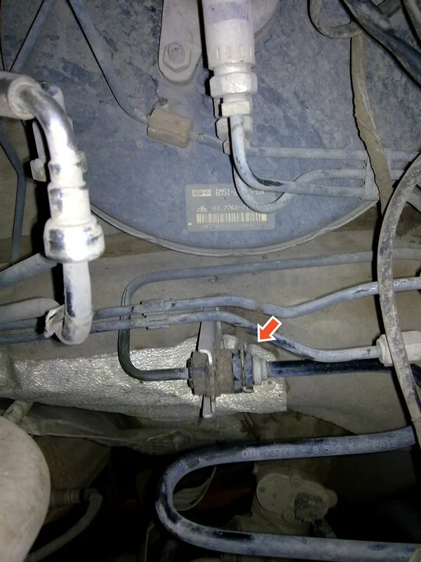 Снятие главного цилиндра сцепления на Ford Focus 2