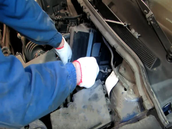 снятие аккумуляторной полки на Ford Focus 2