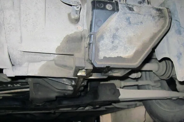 течь масла Замена сальника селектора коробки передач на Ford Focus 2