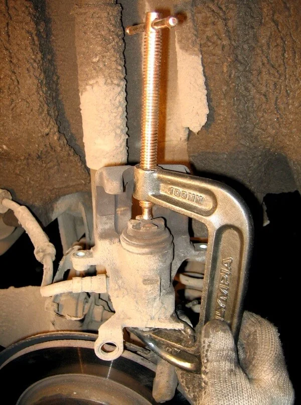 приспособа для вдавливания тормозного поршня вдавливание тормозного поршня