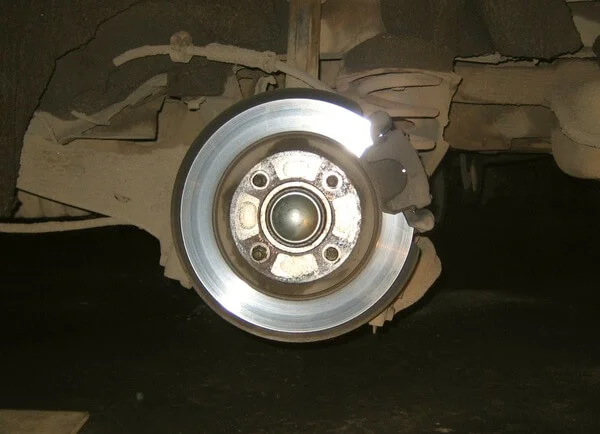 Замена задних тормозных колодок Форд Фокус 2